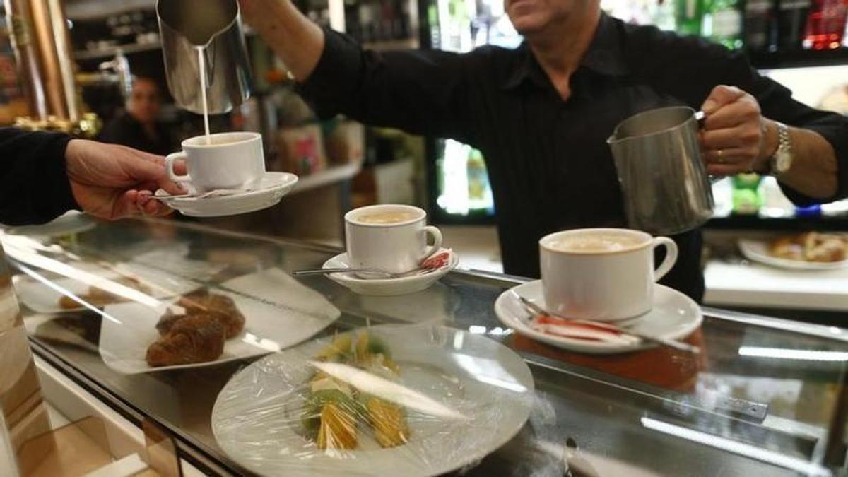 Un camarero sirve un café.