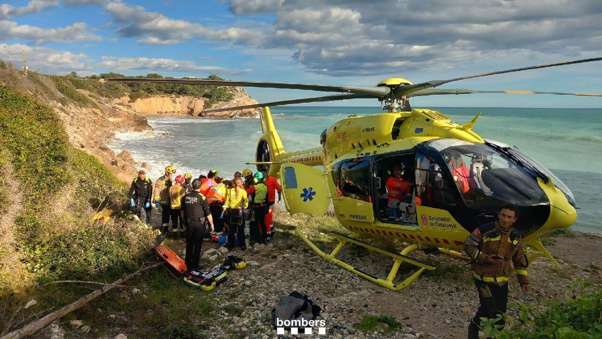 Rescate de una persona herida al quedar atrapada en las rocas de la playa del Home Mort, en Sitges.