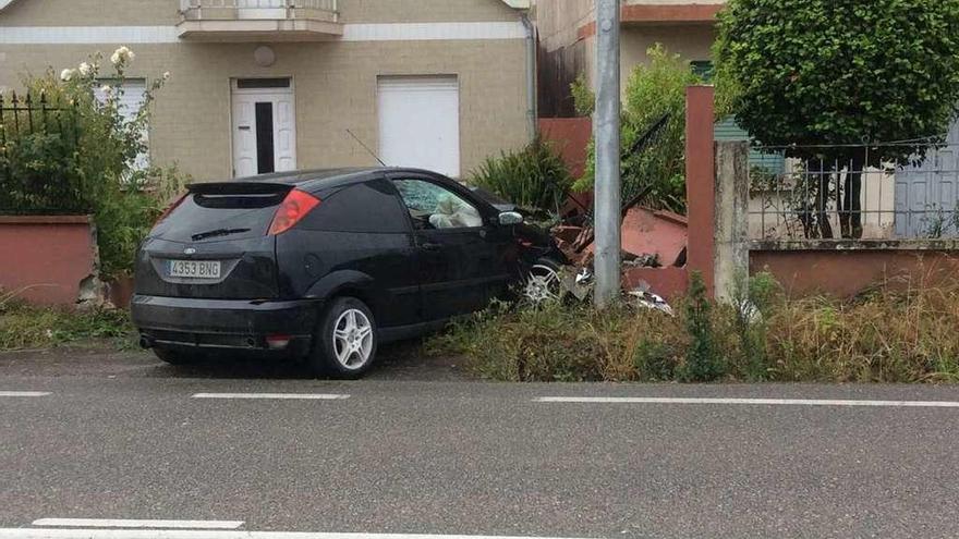 Choca con un muro en Cangas y se va del lugar