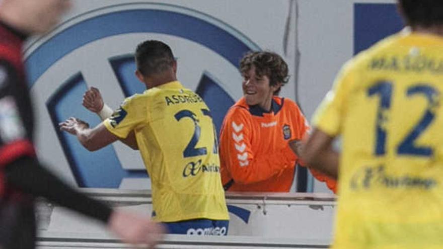 Asdrúbal celebra su gol ante el Sabadell con su hermano. | quique curbelo