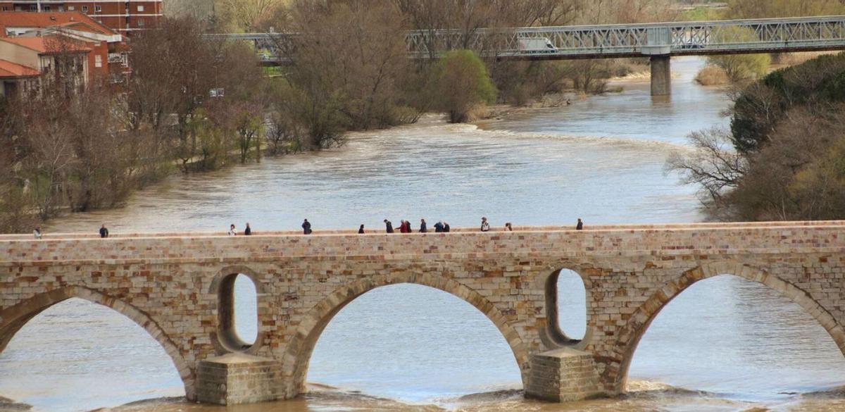 Vista general del puente con el de Hierro de fondo. | ALBA PRIETO