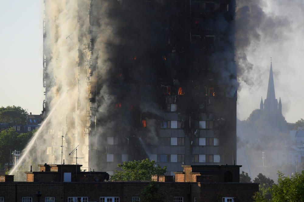 Incendi en un bloc de pisos de 27 plantes a Londres