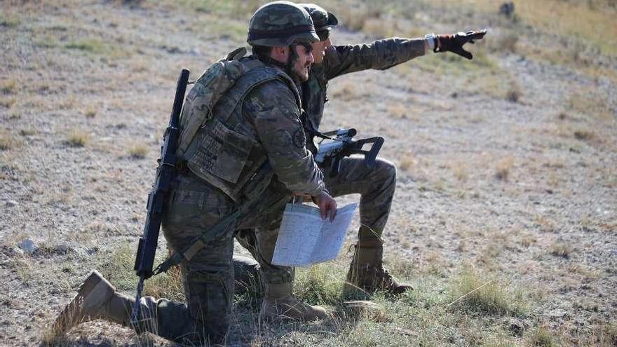 Dos de los militares que participan en las maniobras preparatorias de Zaragoza. // Brilat