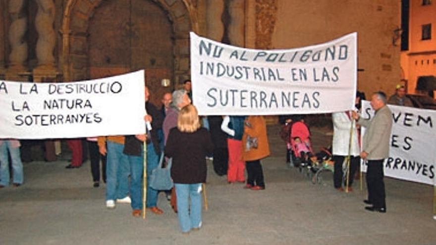 Protesta ante el ayuntamiento, ayer.