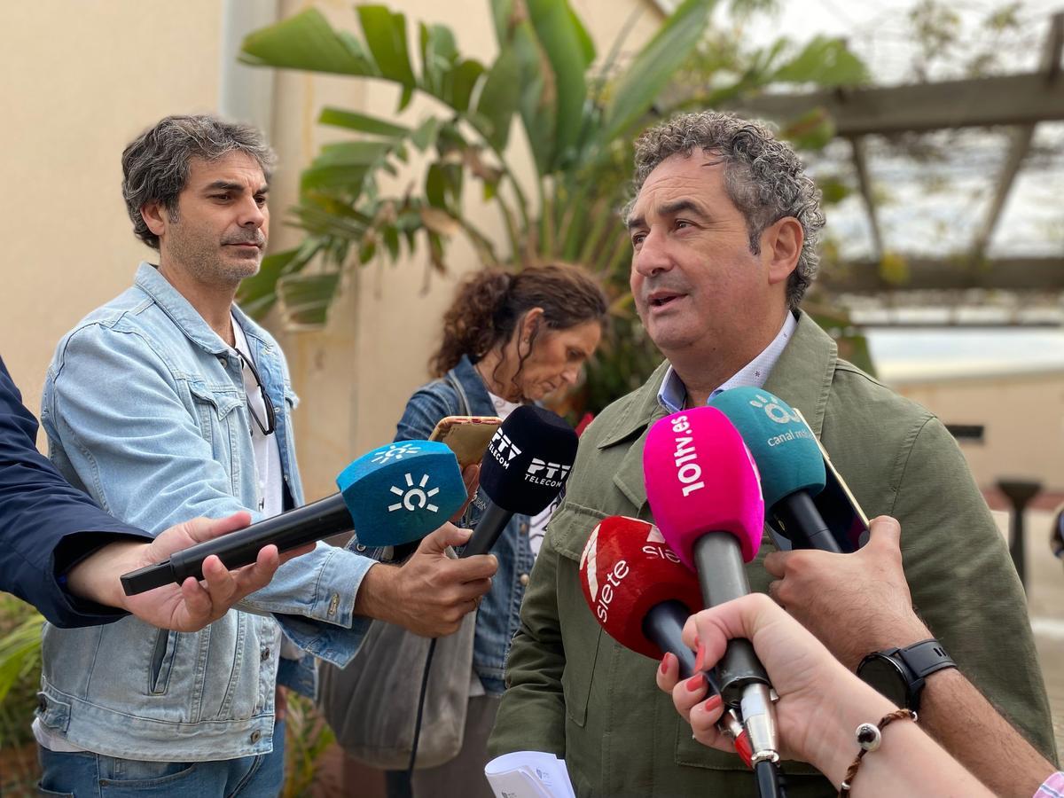 El concejal de Sostenibilidad Medioambiental del Ayuntamiento de Málaga, Francisco Cantos, atiende a los medios durante una visita a las instalaciones del Centro Zoosanitario Municipal