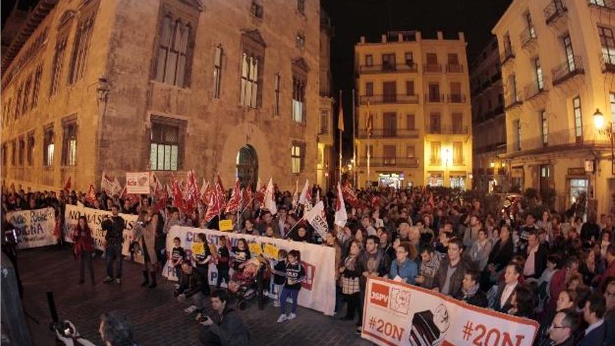 La plaza de Manises en Valencia se llenó de manifestantes contra los recortes en la escuela pública.