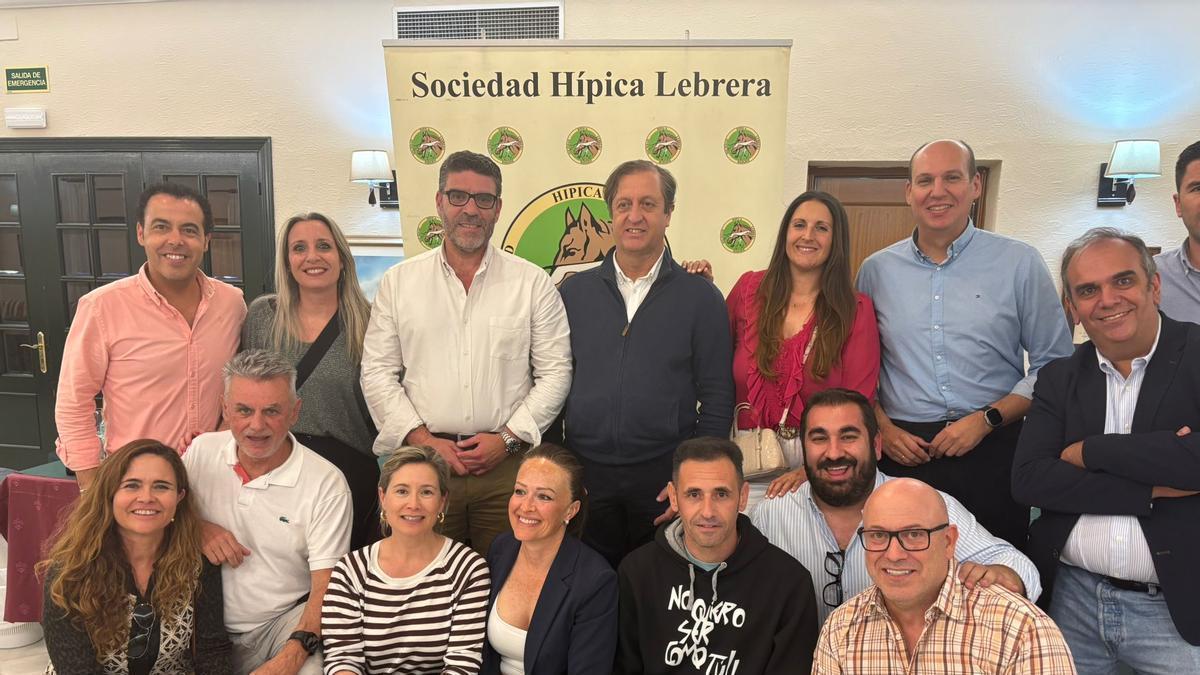 Miembros de la nueva directiva de la Sociedad Hípica Lebrera de Badajoz y socios.