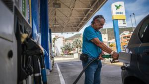 Un hombre pone gasolina en una estación de servicio de Canarias.