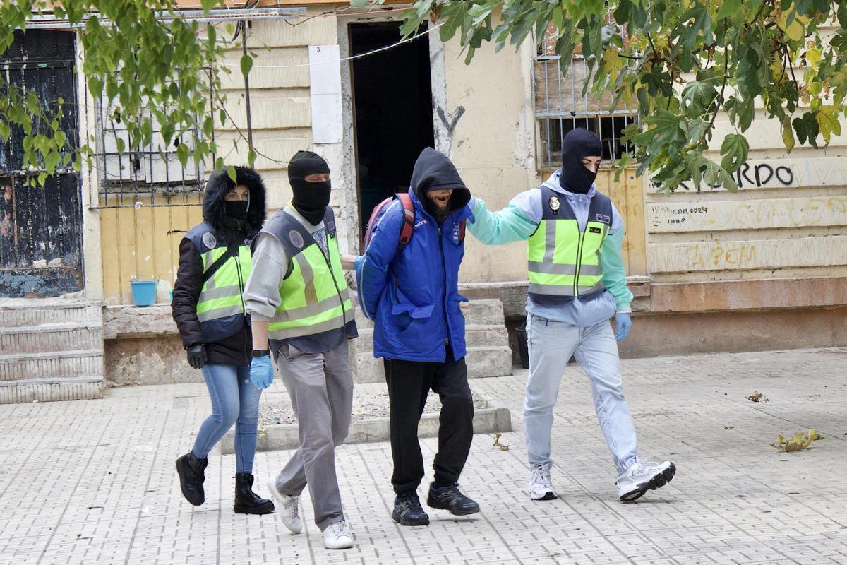 Agentes de la Policía Nacional arrestan a una persona, este lunes por la mañana en La Paz.