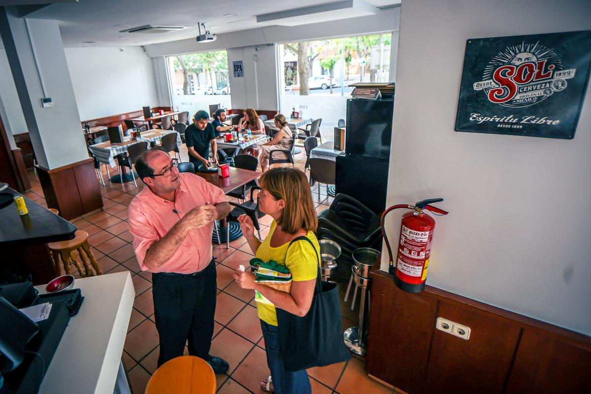 Fernando Pérez, propietario del restaurante El Coto, atiende a una clienta en el nuevo local de Sant Feliu.