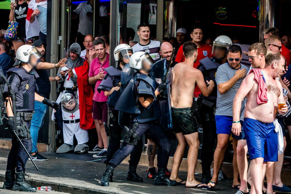 El pase de Inglaterra a semifinales del Mundial de Rusia provoca la euforia de los hinchas ingleses que han tenido que ser desalojados de los locales.