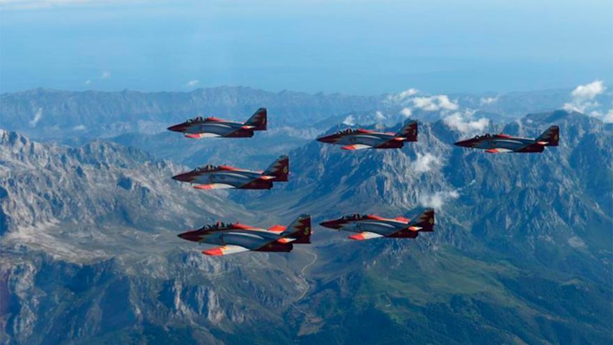 La espectaculares imágenes de la Patrulla Águila sobrevolando los Picos de Europa y Gijón