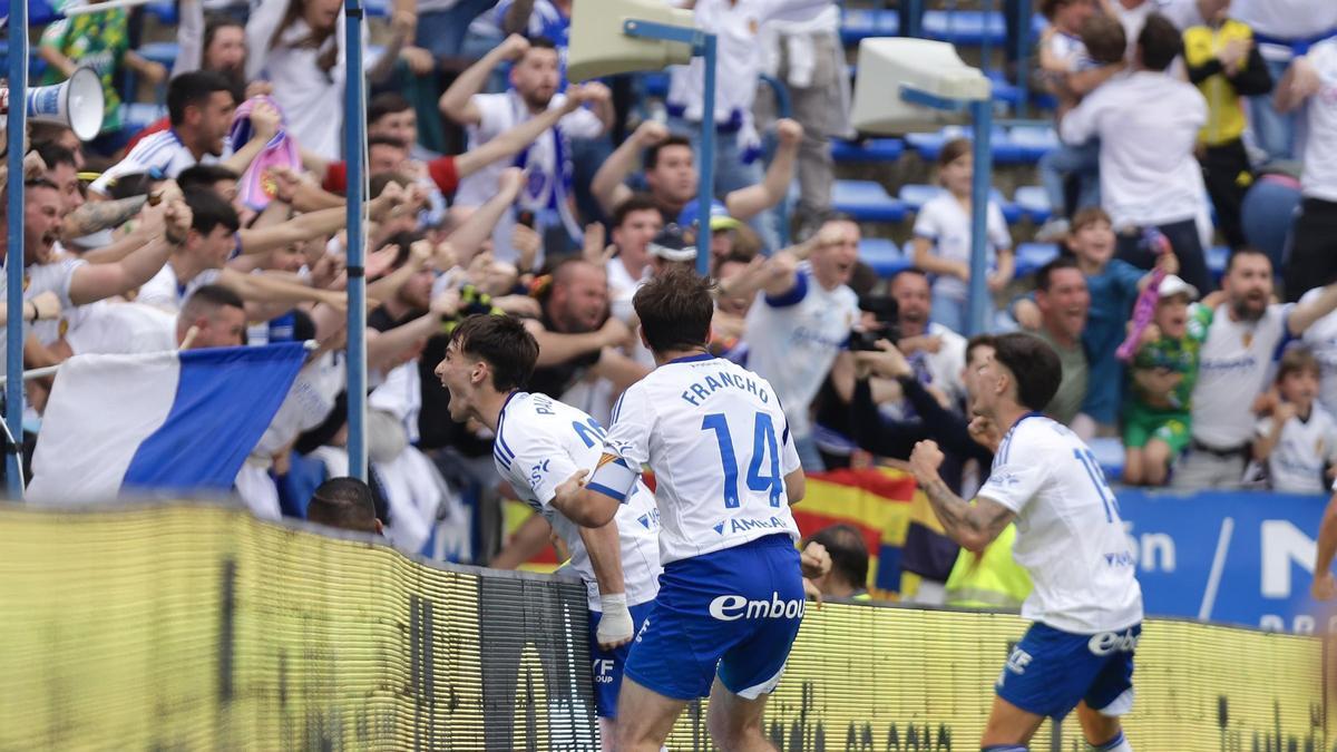 Pau Sans, Francho y Vital celebran con la afición un gol postrero del Real Zaragoza en La Romareda.