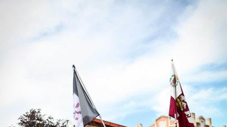 Protesta carbonera a pie de vía. Varias integrantes de la plataforma de &quot;Mujeres del Carbón&quot;, en la imagen superior, protestaron ayer ante la estación de León, pero no pudieron acercarse a Mariano Rajoy.