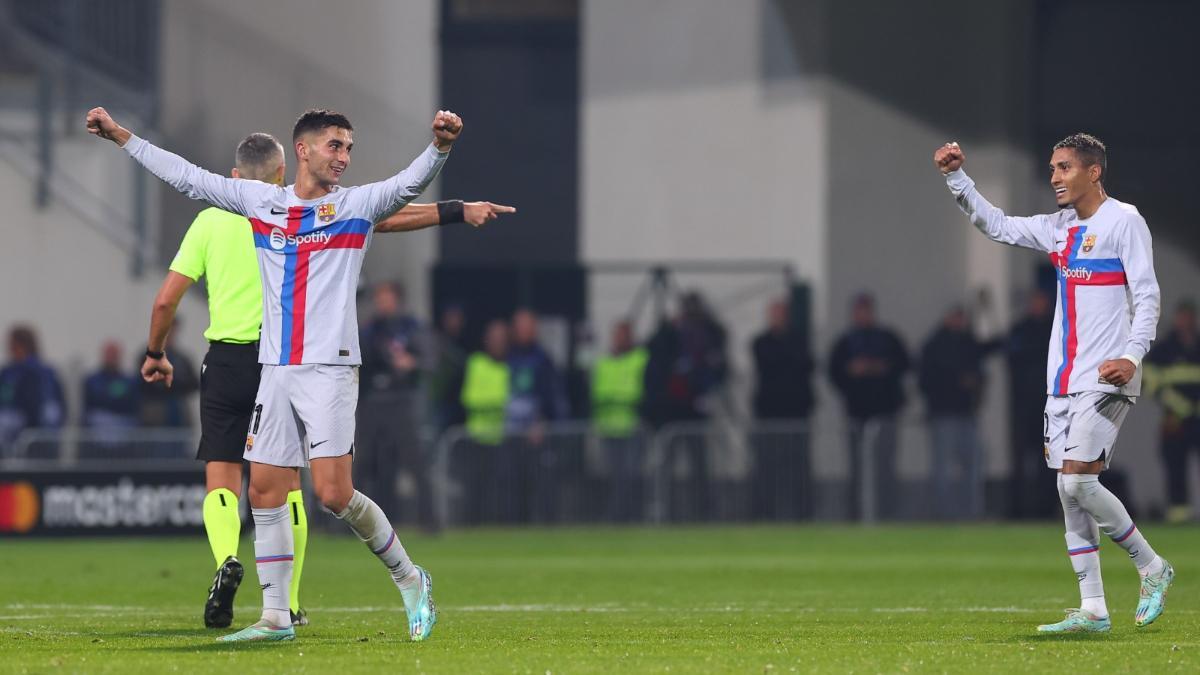 Ferran Torres y Raphinha celebrando su gol ante el Viktoria Plzen