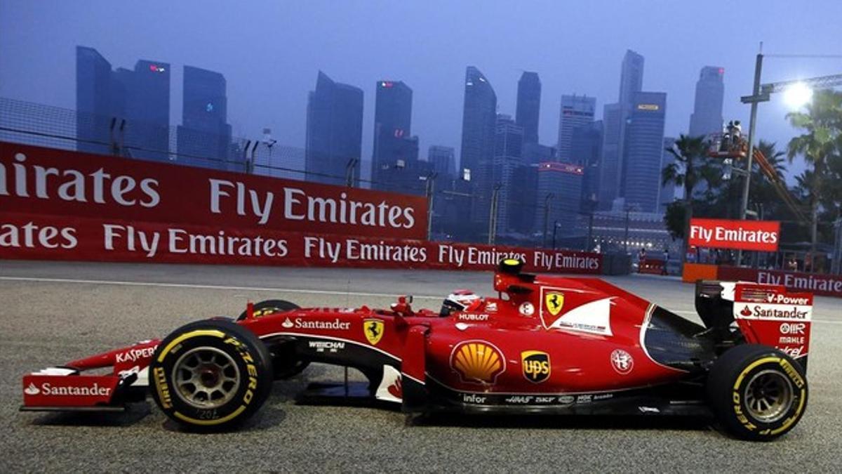 Kimi Raikkonen rueda con el Ferrari durante los entrenamientos libres del Gran Premio de Singapur.