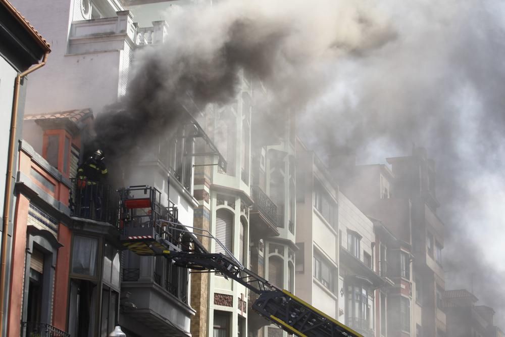 Incendio en un edificio de la calle Los Moros en Gijón