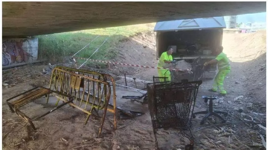 Retiran vallas, carros, señales y hasta somieres del cauce del río Turia
