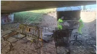 Retiran vallas, carros, señales y hasta somieres del cauce del río Turia