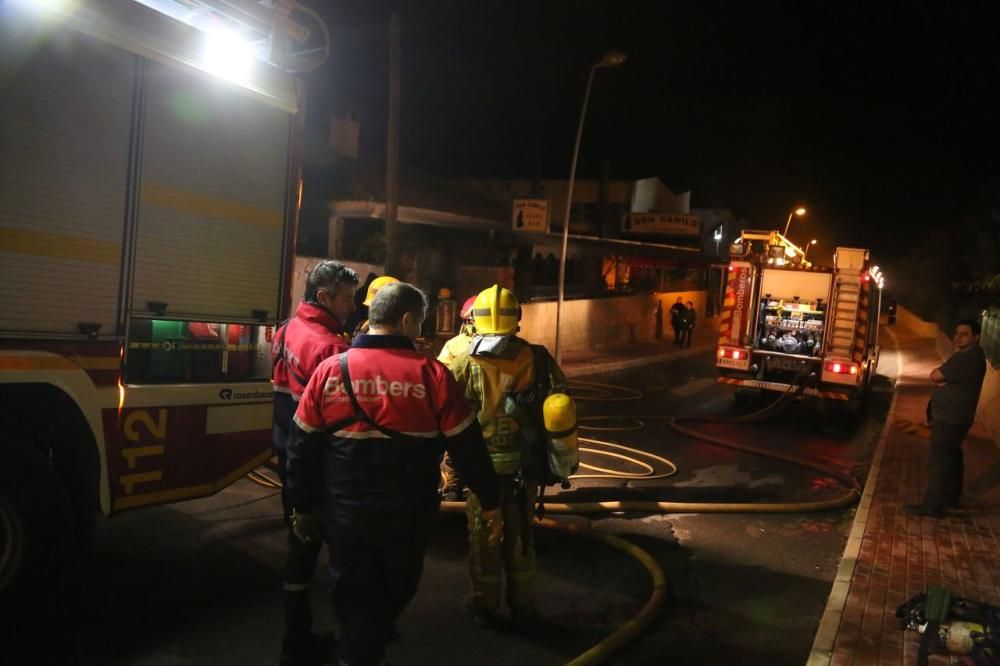 Los bomberos de Torrevieja y Almoradí han podido sofocar las llamas en el incendio de una pizzería en Torrevieja