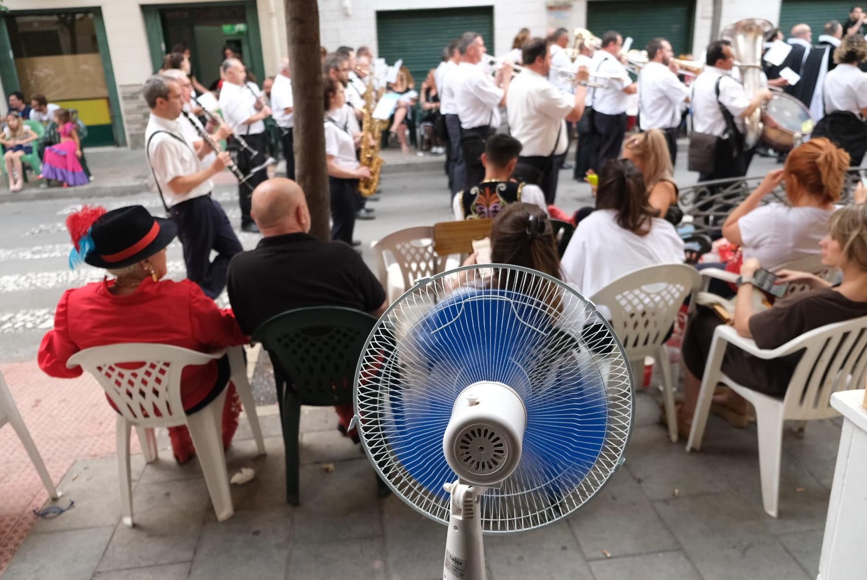 Un ventilador en la calle durante el pasado de las comparsas.