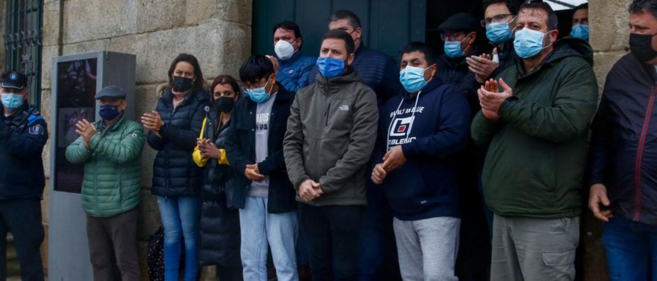 Autoridades y familia, en el minuto de silencio de Cambados. |  // I.A.