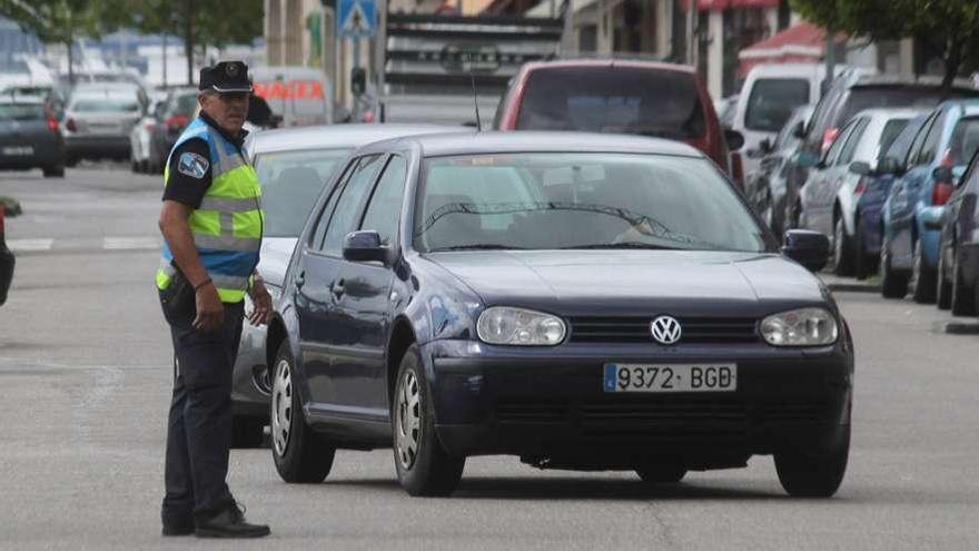 Un agente de la Policía Local de Moaña regula el tráfico en el centro de la villa.  // Santos Álvarez