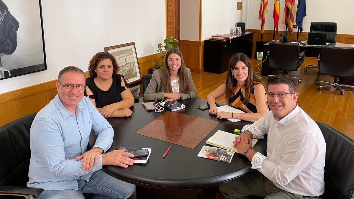 Reunión de Rodríguez y Creu Roja en el ayuntamiento.