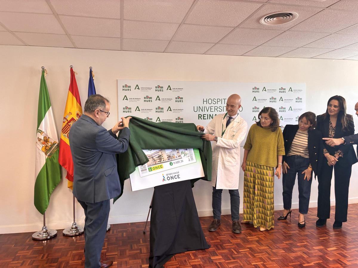 Descubrimiento del cupón ONCE especial por el 50 aniversario del hospital Reina Sofía.