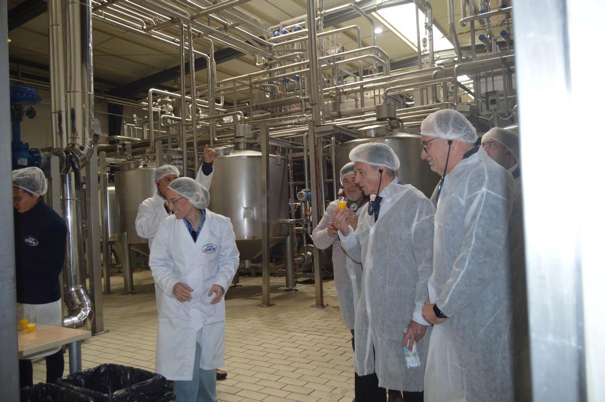 Miembros de la delegación cordobesa prueban el zumo en la planta de Don Simón en Huelva.