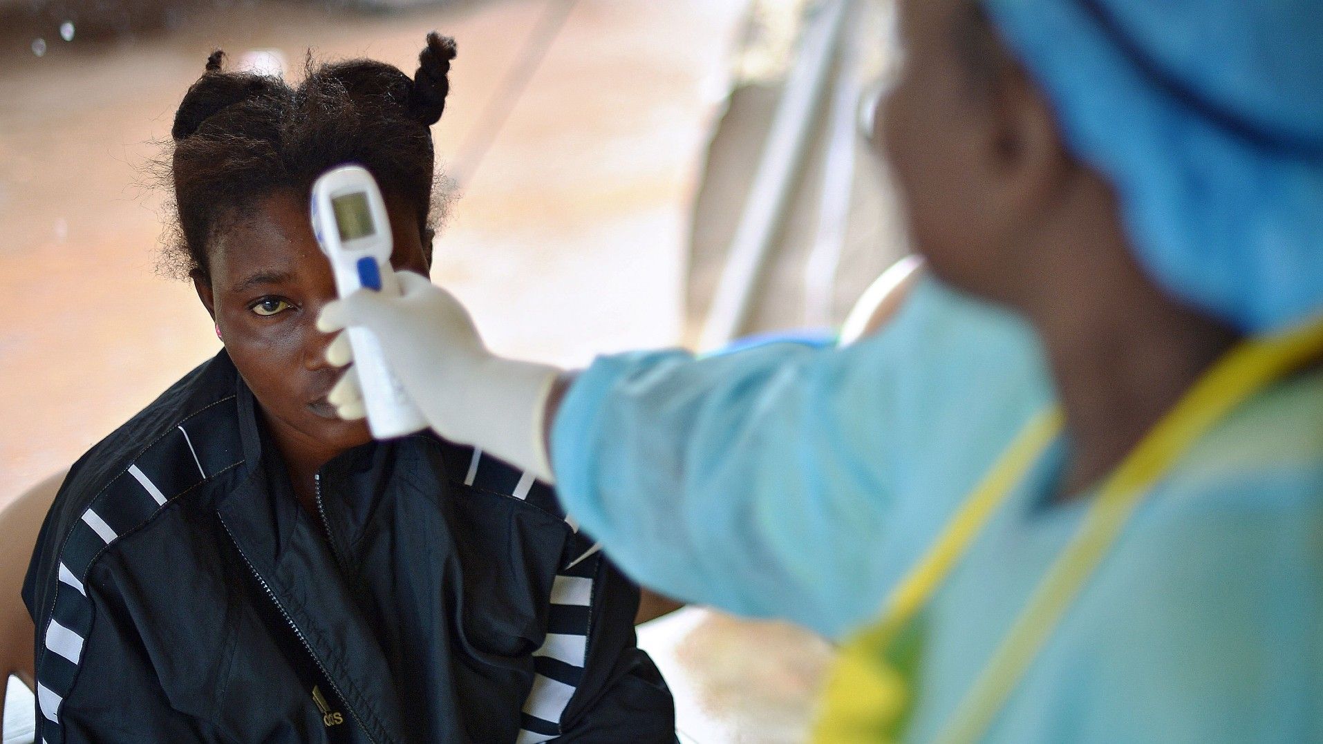 Foto de archivo de una joven a la que le toman la temperatura porque se sospecha que tiene ébola, en agosto de 2014