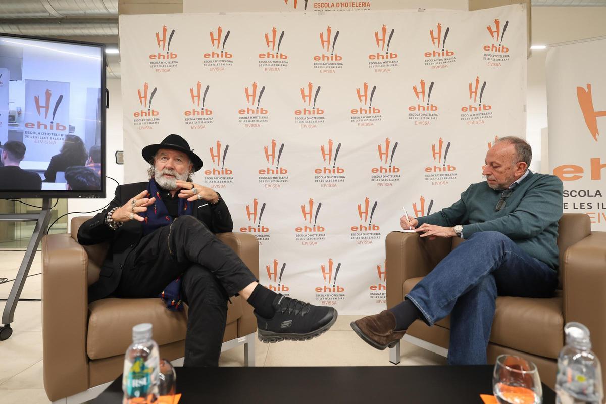 El promotor Pino Sagliocco junto al periodista y exdirector de Diario de Ibiza, Joan Serra.