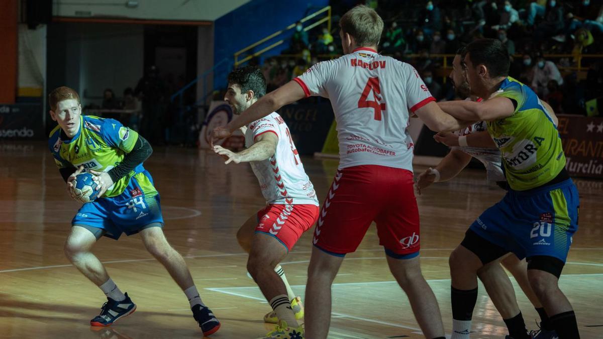 Nico Bono se dispone a lanzar ante Dalmau en el último duelo entre zamoranos y burgaleses.