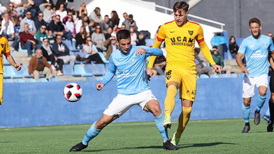 Ángel Rodado, autor del primero gol del partido, forcejea con un rival.