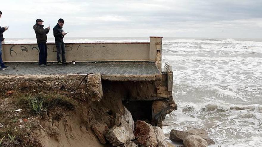 Las olas devoran la costa