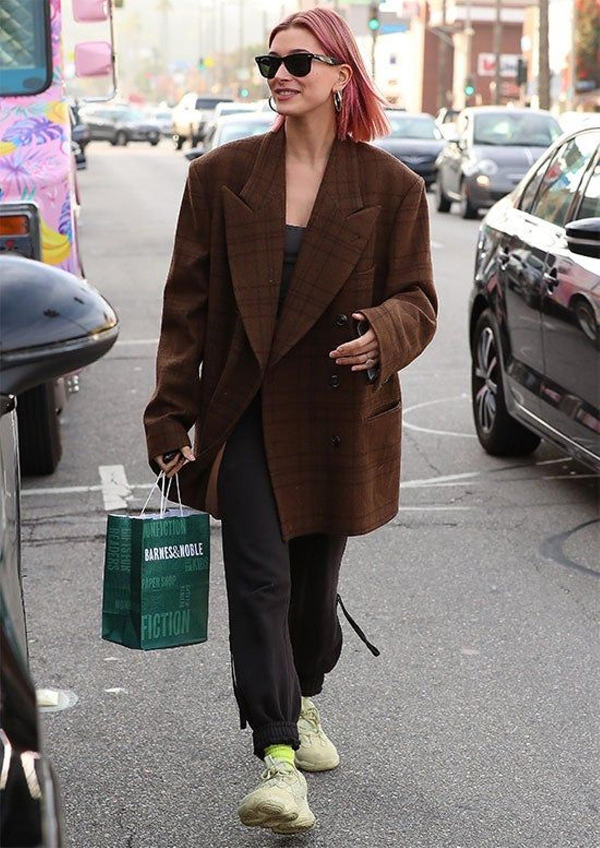 Hailey Baldwin con blazer 'oversize'