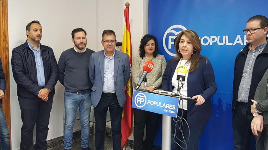La senadora Adela Pedrosa junto a los presidente y cabezas de lista populares del Alto y Medio Vinalopó