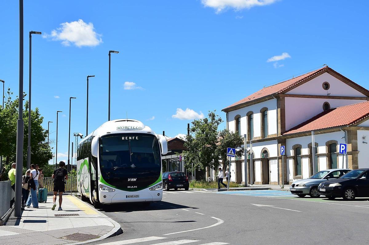 Autobús habilitado por Renfe, este miércoles en la estación de tren.
