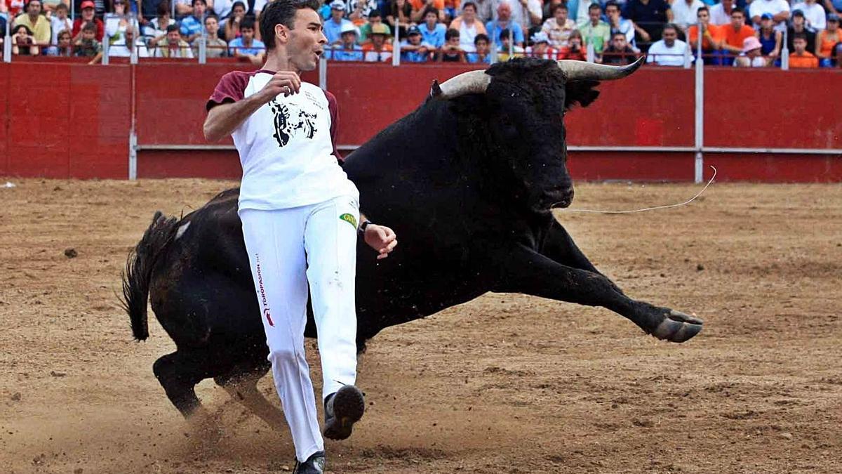 Pedro Imaz hace un quiebro en la plaza de toros de Zamora en 2005, en un concurso nacional ganado por él. | L. O. Z.