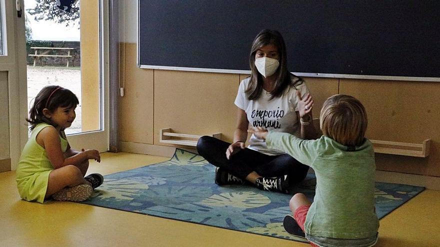 Dos alumnes de l&#039;escola Els Ventets de Collsuspina fent una activitat amb la professora, ahir