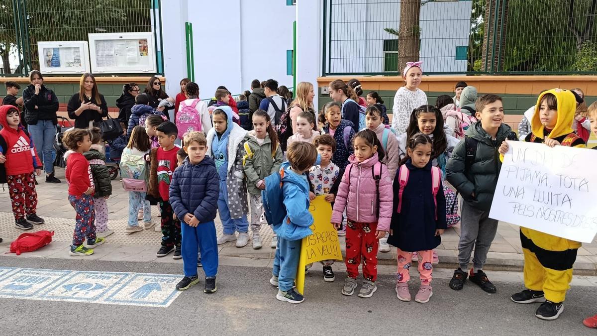 Protesta en pijama en el CEIP Blasco Ibáñez de Beniparrell.