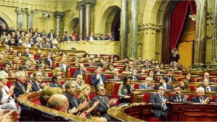 La divisió al Parlament es va fer evident quan mig hemicicle va aplaudir Forcadell i l&#039;altre mig no