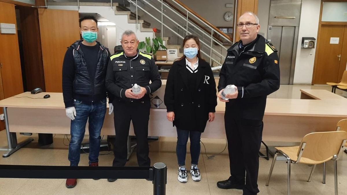 La comunidad china de Sabadell dona mascarillas y gel a los agentes de la Policía Local.