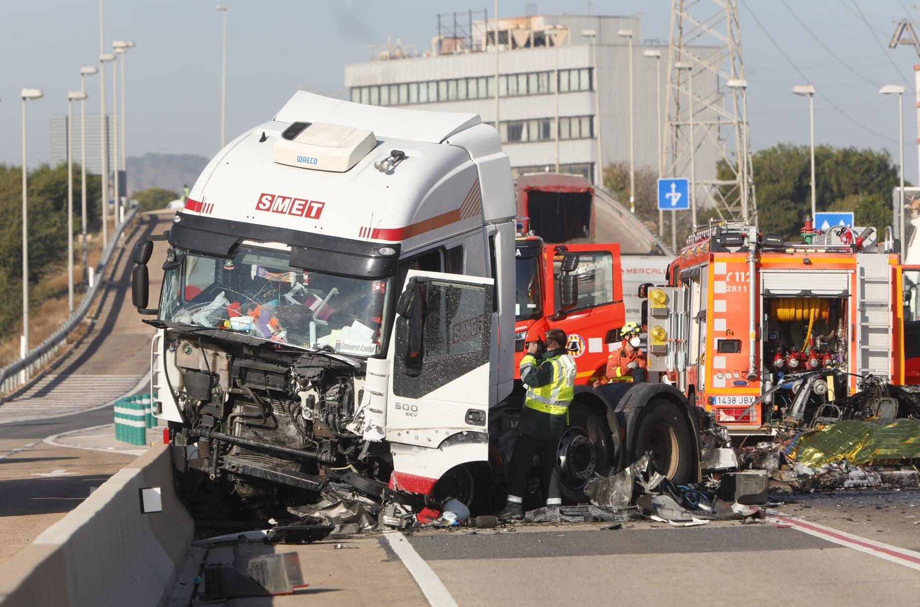 Accidente entre un camión y un Tesla en Port de Sagunt.