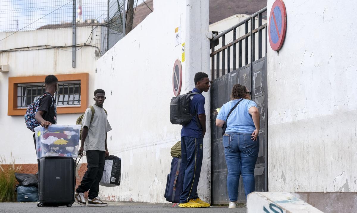 Traslado de menores migrantes asilados a las instalaciones del Canarias 50 en La Isleta