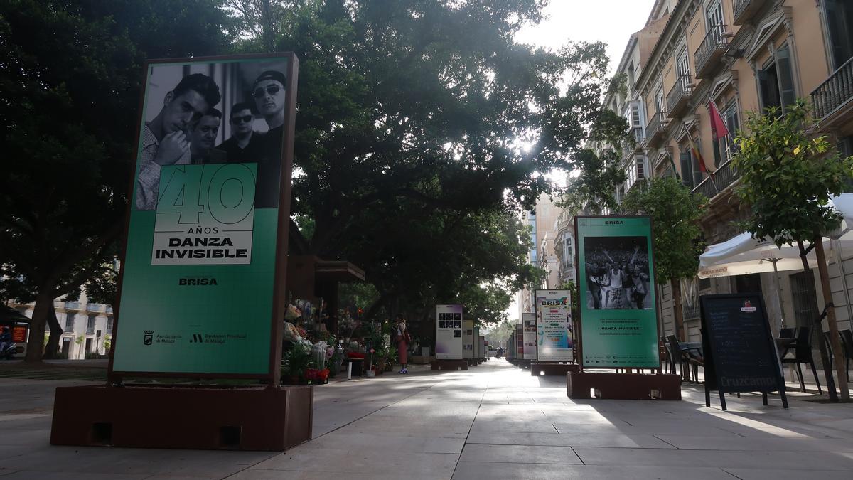 Exposición que rinde homenaje a los 40 años de trayectoria de la banda Danza Invisible, situada en la Alameda Principal de la capital malagueña