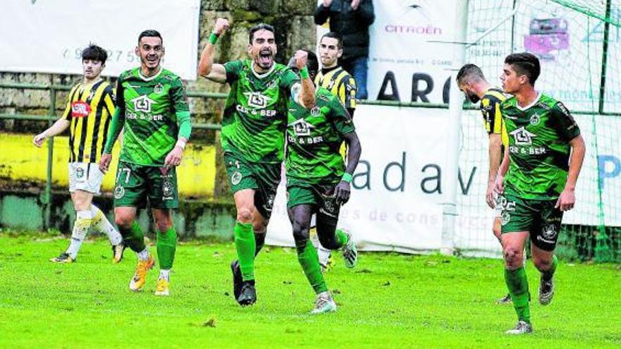Los jugadores del Arenteiro celebran el gol de Naveira, ayer en el campo de Espiñedo. |  // CARLOS PETEIRO