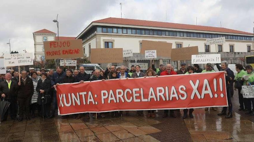 Asistentes a la concentración en Compostela el pasado jueves. // Xoán Álvarez