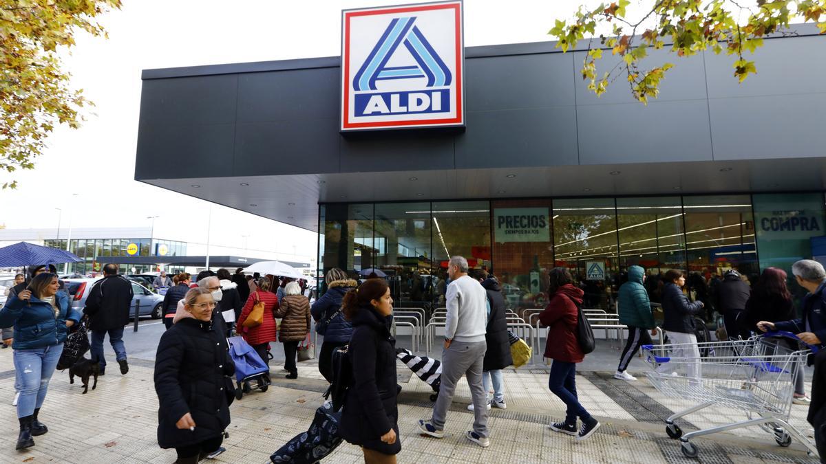 Los dos carros "hasta los topes" que pretendían robar en el Aldi de  Zaragoza ascendían a 685 euros