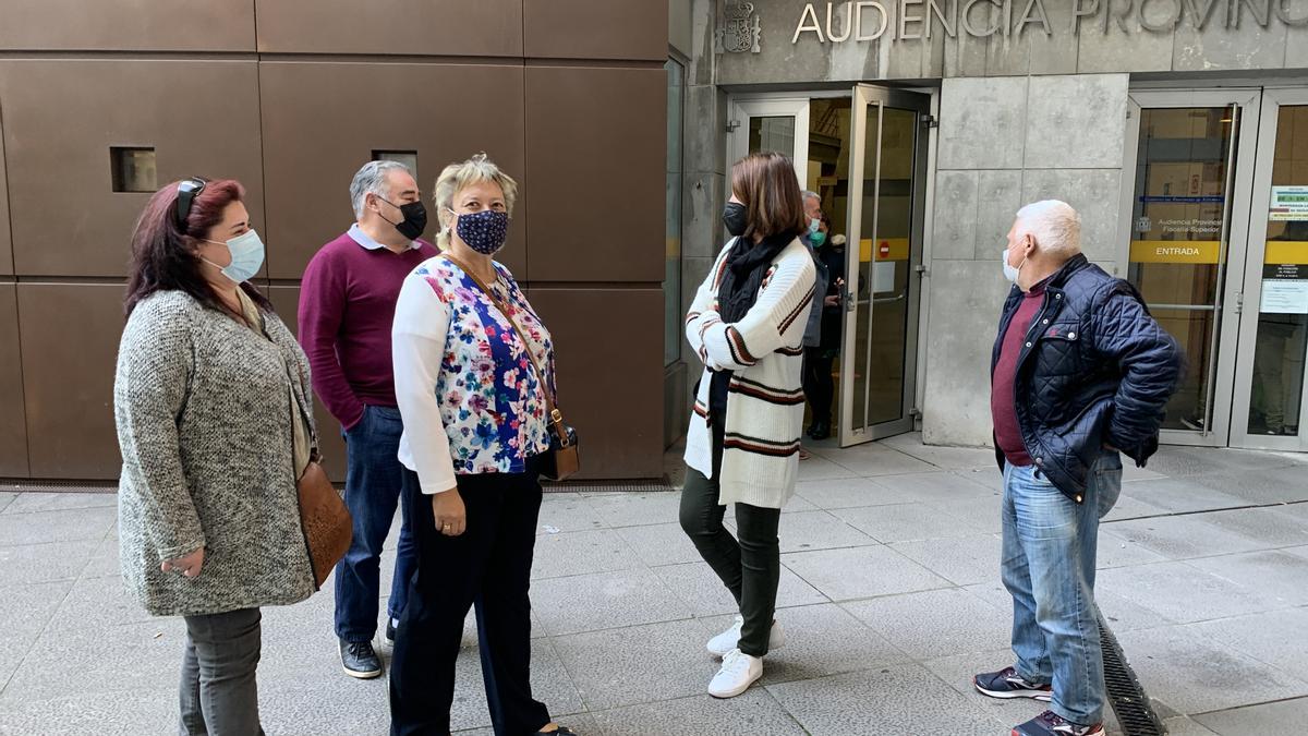 Cinco de los afectados, a la puerta de la Audiencia Provincial.